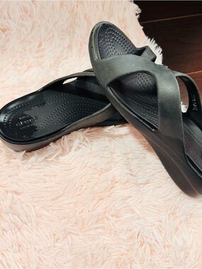 CROCS Black Crossband Slip-On Sandals